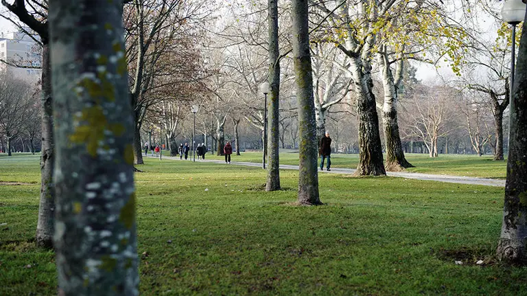 Tiempo. La vuelta del castillo bajo el frio y la niebla en una de las mañanas mas frias del año. MIGUEL OSÉS (3)