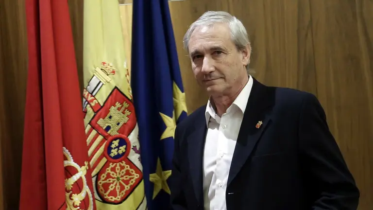 El consejero de Hacienda y Política Financiera del Gobierno de Navarra, Mikel Aramburu, en una conferencia de prensa en Pamplona. EFE/Villar López