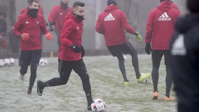 Alex Berenguer en el entrenamiento de Osasuna con el césped de Tajonar helado CA OSASUNA