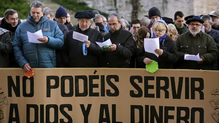 GRA207. PAMPLONA, 30/12/2016.- Decenas de personas concentradas esta tarde ante la puerta del Arzobispado de Pamplona para exigir la devolución a los pueblos de todos los bienes inmatriculados por la Iglesia. El acto, convocado por la Plataforma en Defensa del Patrimonio Navarro, ha consistido de nuevo en una parodia en la que los tres Reyes Magos y Olentzero han dejado carbón a los responsables de la Iglesia Navarra, donde han entonado varios villancicos con la música tradicional pero con letra reivindicativa. EFE/Villar López
