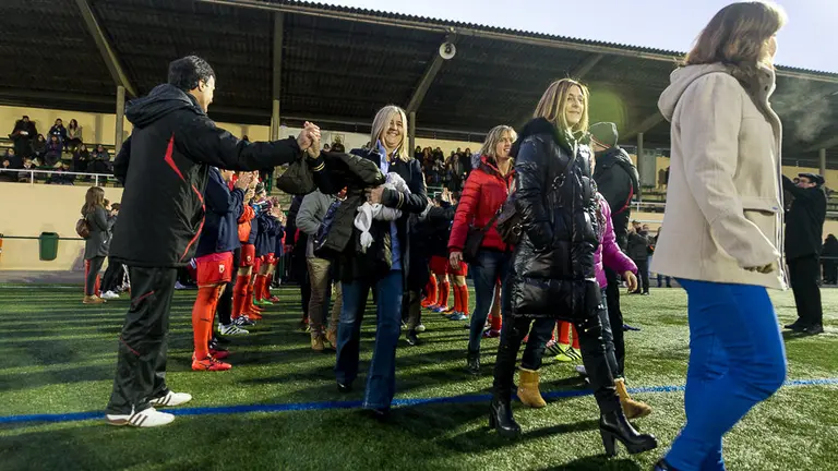 Reconocimiento a las pioneras del fútbol femenino en Navarra: Paula Casares, María Ángeles Azcona, María Arellano, Maider Arellano, Tita Pérez de Heredia, Gloria Etxarri, Tegui Razquin, Txumi Marticorena e Iñaki Artola, del club Lagunak de Barañáin. IÑIGO ALZUGARAY