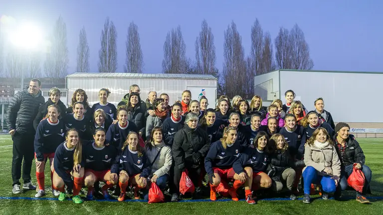 Reconocimiento a las pioneras del fútbol femenino en Navarra: Paula Casares, María Ángeles Azcona, María Arellano, Maider Arellano, Tita Pérez de Heredia, Gloria Etxarri, Tegui Razquin, Txumi Marticorena e Iñaki Artola, del club Lagunak de Barañáin. IÑIGO ALZUGARAY