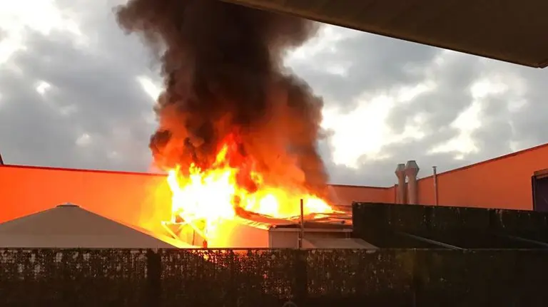 Incendio en un local de alterne en La Jonquera BOMBEROS DE CATALUÑA