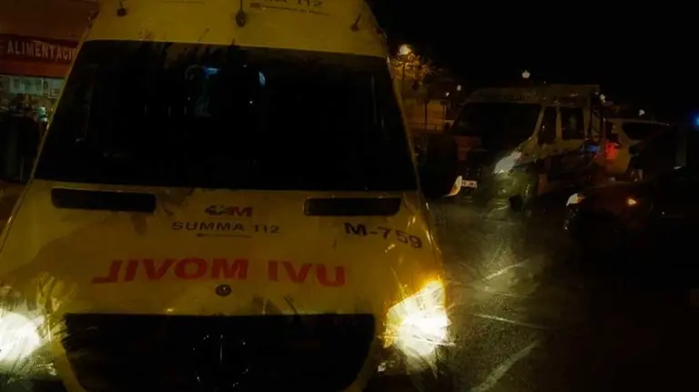 Ambulancia que ha trasladado alhombre herido de gravedad. EP