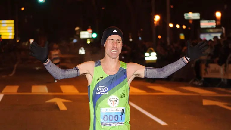 La San Silvestre de 2016 ha reunido a miles de personas que han salido desde la puerta del Parlamento. MIGUEL OSÉS_21