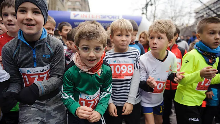 La San Silvestre infantil celebrada en el Paseo Sarasate reune a decenas de niños y niñas de diferentes edades. MIGUEL OSÉS_5