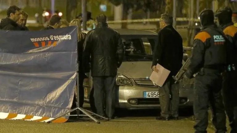 Vehículo tiroteado en la avenida Meridiana de Barcelona esta noche.  ANDREU DALMAU. EFE