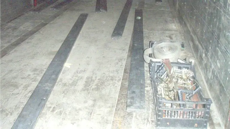 Láminas y material preparados en la empresa del polígono de Aizoáin víctima del hurto. POLICÍA FORAL