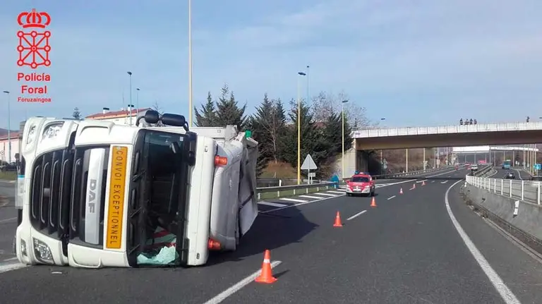 Camión volcado en un accidente en la Autovía del Norte A-1, sentido Vitoria. PFORAL