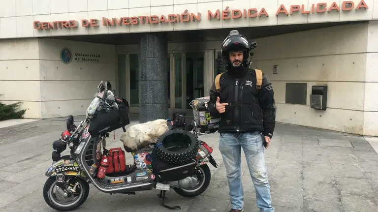 José Antonio Fernández con la moto equipada para la ruta Vespa Extreme Nordkapp 2017, en el CIMA.