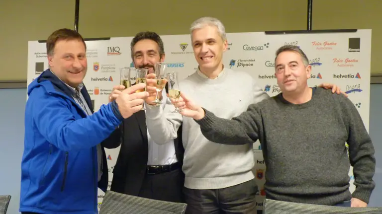 Los responsables del Helvetia Anaitasuna brindan por el año 2017.