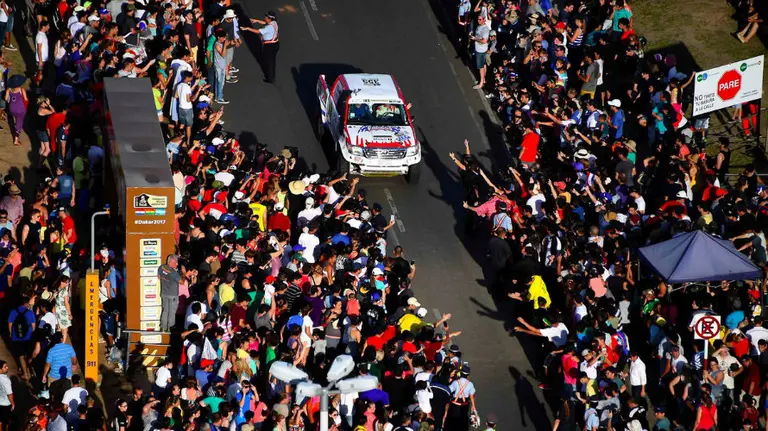El Dakar crea la locura en Paraguay. Twitter @dakar