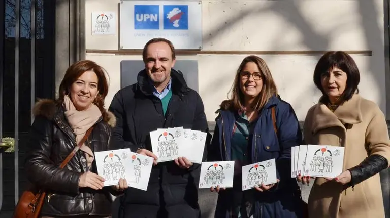 Colocación del pictograma de ANA en la sede central de UPN, en Pamplona.