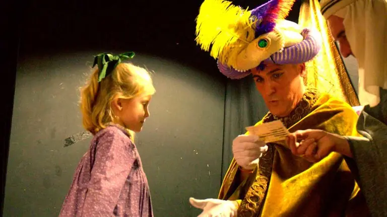 Paje real recogiendo la carta de una niña en Pamplona.