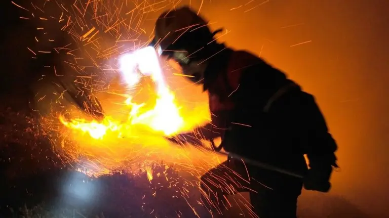 Un bombero trabajando en la ladera del monte Lakora, en Belagua. BOMBEROS DE NAVARRA