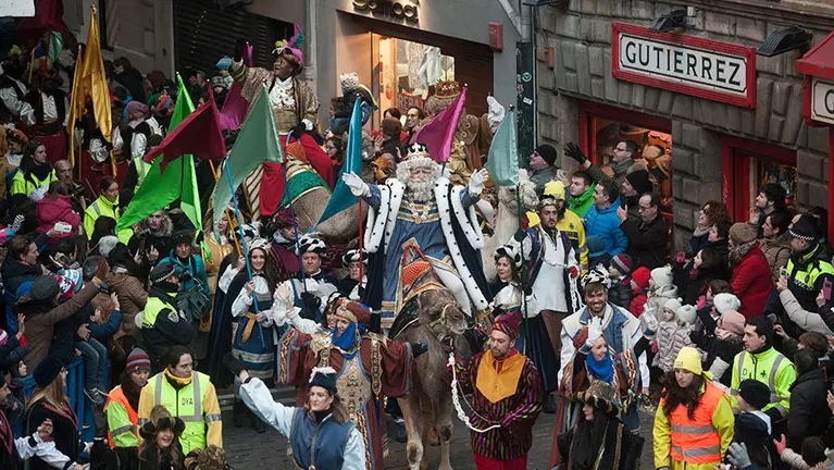 Los Reyes Magos llegan a Pamplona entre cientos de niños y niñas que los esperan con alegria. MIGUEL OSÉS