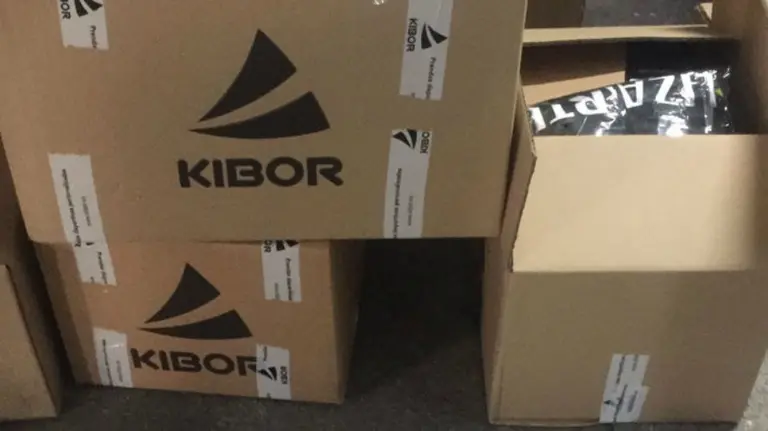 Cajas con la ropa deportiva Kibor para el equipo Lizarte.