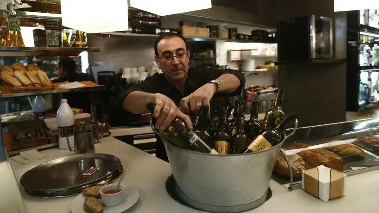 Un hostelero trabajando en un bar.