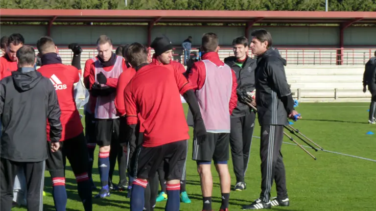 Vasiljevic junto a sus jugadores en Tajonar.
