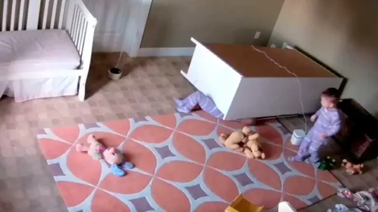 Uno de los pequeños queda atrapado después de caérsele encima una cómoda de grandes dimensiones.