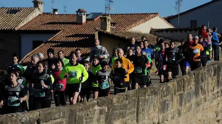 Una imagen de los corredores pasando por el centro de la localidad navarra.