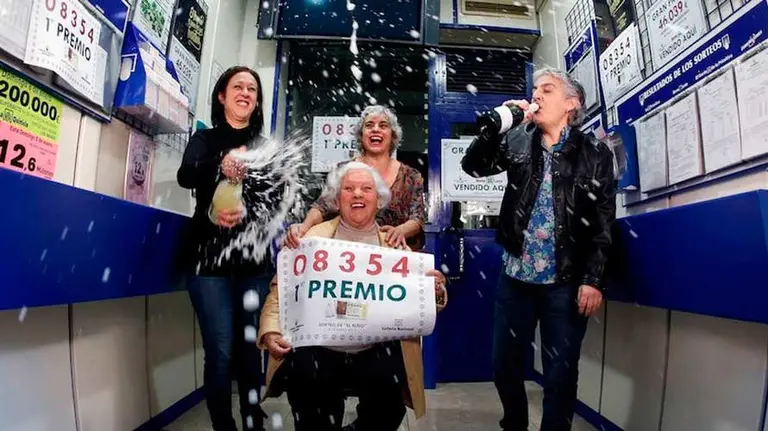 Una de las administraciones de Lotería premiada en Valencia. EFE