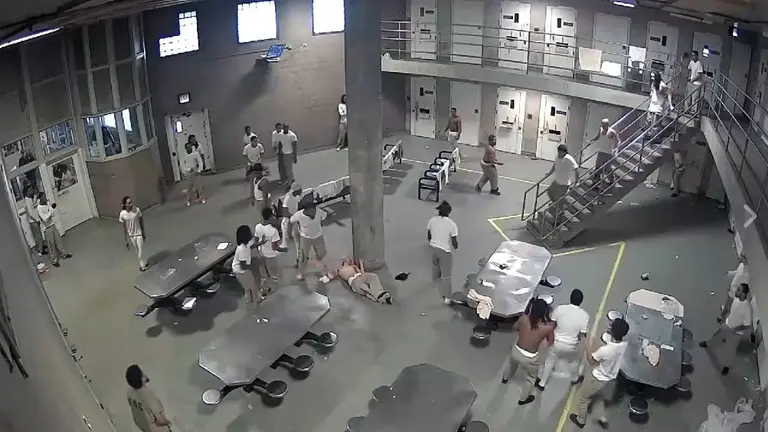 Brutal pelea en una cárcel de Cook, en Estados Unidos FACEBOOK