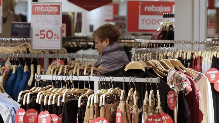 Cientos de personas han acudido este sábado a uno de los grandes almacenes de Pamplona para hacer sus compras en el primer día de las rebajas de invierno. EFE/Villar López