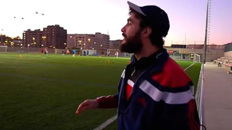 El actor Íñigo Flu supervisa en el vídeo a sus nuevos pupilos, los jugadores de Osasuna.