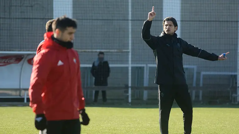 Segundo entrenamiento del nuevo entrenador de Osasuna Valiljevic. MIGUEL OSÉS_14