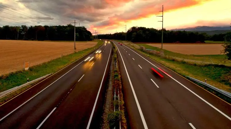 La madre biológica usó un coche para fugarse con su hijo dirección Francia.