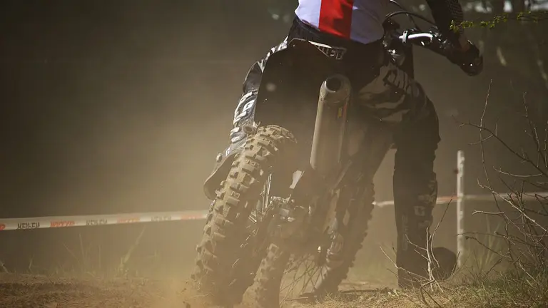 Imagen de un motorista durante una carrera de motocross ARCHIVO