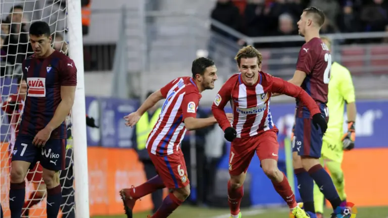 El Atlético se impone en el estadio de Ipurúa. Lfp.