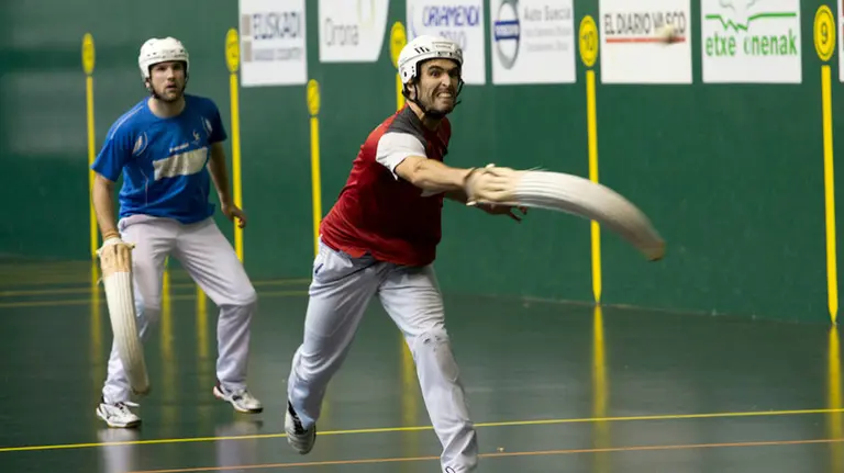 Urriza en acción con Endika expectante. Foto Maialen Andrés.