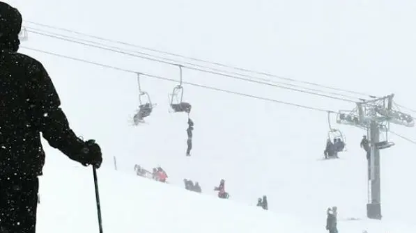 Un funambulista salva a un esquiador que qued&oacute; colgado de su mochila en un telef&eacute;rico en Estados Unidos INSTAGRAM