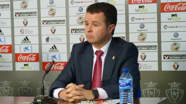 El directivo Alfonso Ramírez en rueda de prensa en El Sadar.