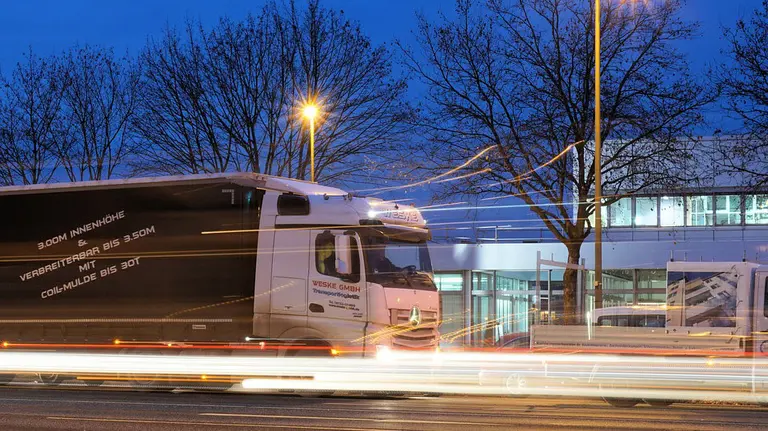 Imagen de un camión circulando por una carretera ARCHIVO