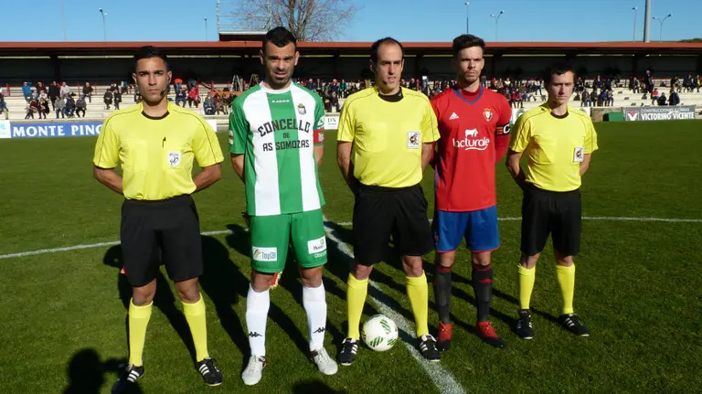 Trio arbitral y capitanes del Osasuna B - Somozas en Tajonar.