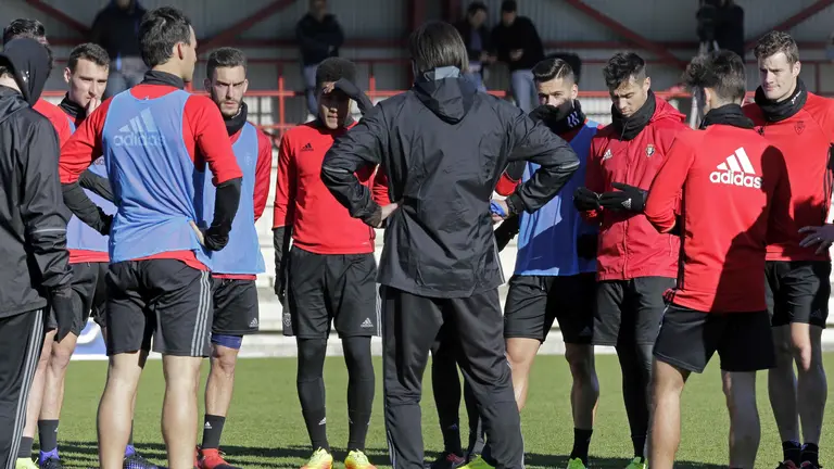 GRA125. PAMPLONA, 08/01/2017.- El nuevo entrenador de Osasuna, Petar Vasiljevic (c), ha dirigido esta mañana en las instalaciones de Tajonar su tercera sesión con el primer equipo tras el cese de Joaquín Caparrós donde, en posterior rueda de prensa, ha tomado la palabra a 24 horas de su debut como técnico ante el Valencia en el estadio de El Sadar afirmando que ni los jugadores ni él se van a esconder ante el reto de intentar revertir la situación. EFE/Villar López