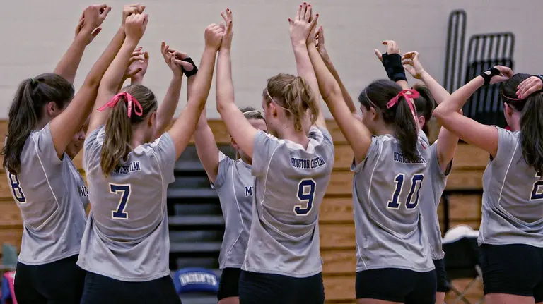 Un equipo de chicas de voleibol femenino antes de disputar un partido ARCHIVO