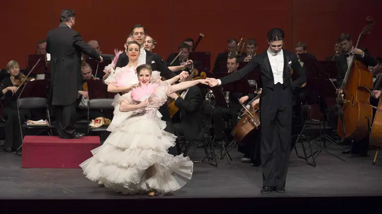 Las composiciones más famosas de Johann Strauss han sonado en el Teatro Gayarre de Pamplona en el Gran Concierto de Año Nuevo con la Strauss Festival Orchestra y el Strauss Festival Ballet Ensemble. EFE/Villar López