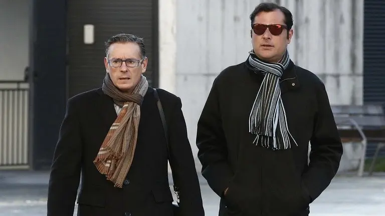 El exdirector general de Osasuna, José Gómez (d), llega junto a su abogado a la audiencia provincial de Navarra. EFEJesús Diges