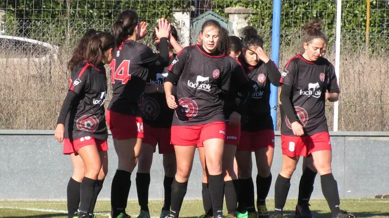 Las jugadoras del Mulier celebran un gol.