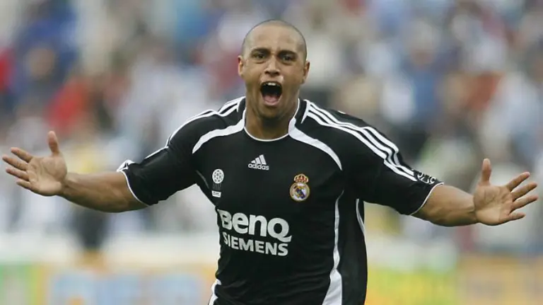 Roberto Carlos con la camiseta del Real Madrid. Efe.