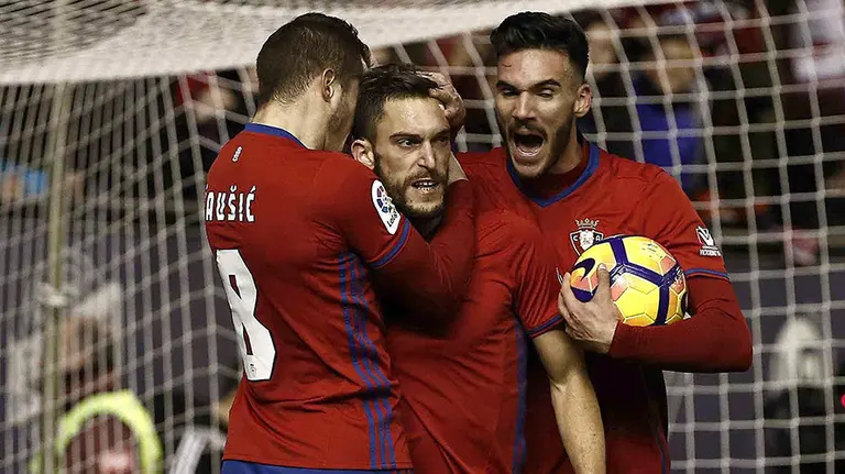 El centrocampista de Osasuna, Roberto Torres celebra con sus compañeros el gol del equipo rojillo durante el encuentro frente al Valencia. EFE/Jesús Diges.