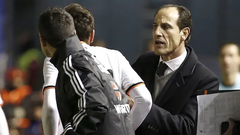 El entrenador del Valencia CF, Salvador González Marco "Voro", durante el partido de la decimoséptima jornada de Liga en Primera División que les ha enfrentado a Osasuna en el estadio de El Sadar, en Pamplona. EFE/Jesús Diges
