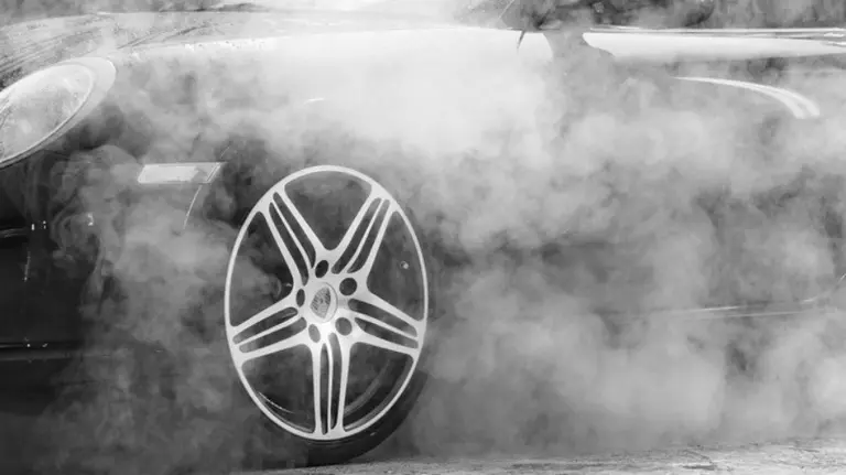 Humo alrededor de un coche en una imagen de recurso. ARCHIVO