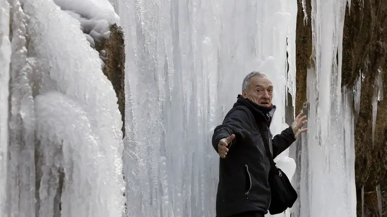 Tiempo.  Carámbanos de hielo que debido a las bajas temperaturas de los últimos dias en la zona se han formado junto a la NA-137, en Roncal.  EFE.  Jesús Diges