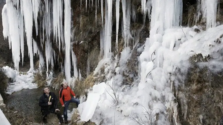 Carámbanos de hielo que, debido a las bajas temperaturas en la zona, se han formado junto a la NA-137, en Roncal. EFE.  Jesús Diges