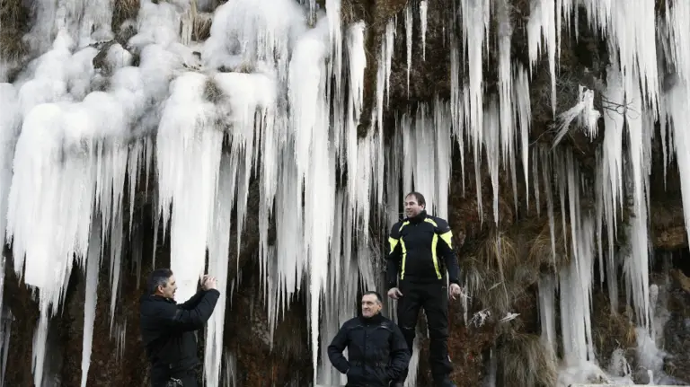 Tiempo.  carámbanos de hielo que debido a las bajas temperaturas de los últimos dias en la zona se han formado junto a la NA-137, en Roncal. EFE. Jesús Diges